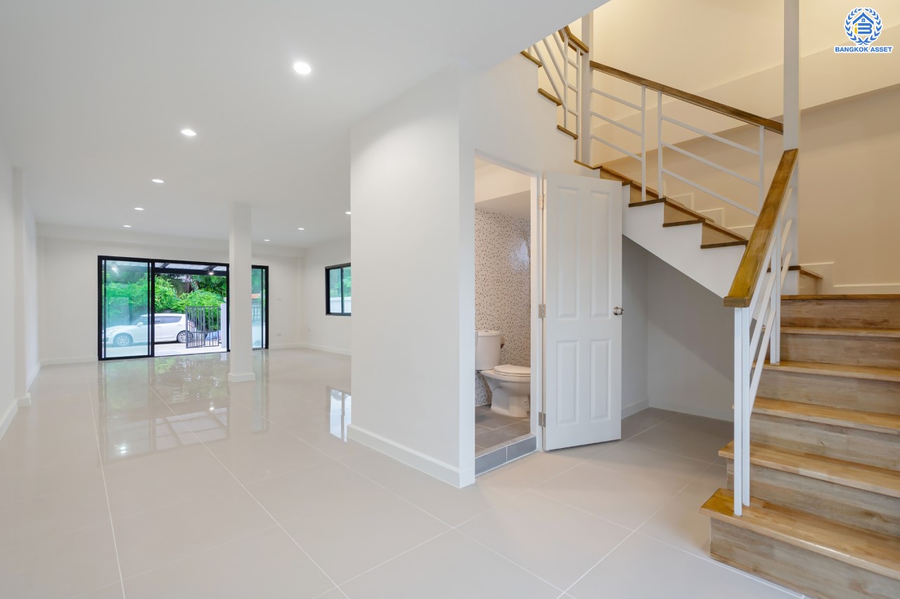 บ้านมือสองตกแต่งใหม่ ดีไซน์สวย ม.บ้านช่อชัยพฤกษ์ จรัญฯ-ปิ่นเกล้า เนื้อที่ 47.5 ตร.ว. ฟังก์ชัน 3 ห้องนอน 3 ห้องน้ำ จอดรถได้ 2 คัน รองรับทุกกิจกรรม บนทำเลเชื่อมต่อหลายเส้นทาง ใกล้จุดขึ้นทางด่วน "ศรีรัช" และรถไฟฟ้าสายสีแดง "สถานีบางบำหรุ"